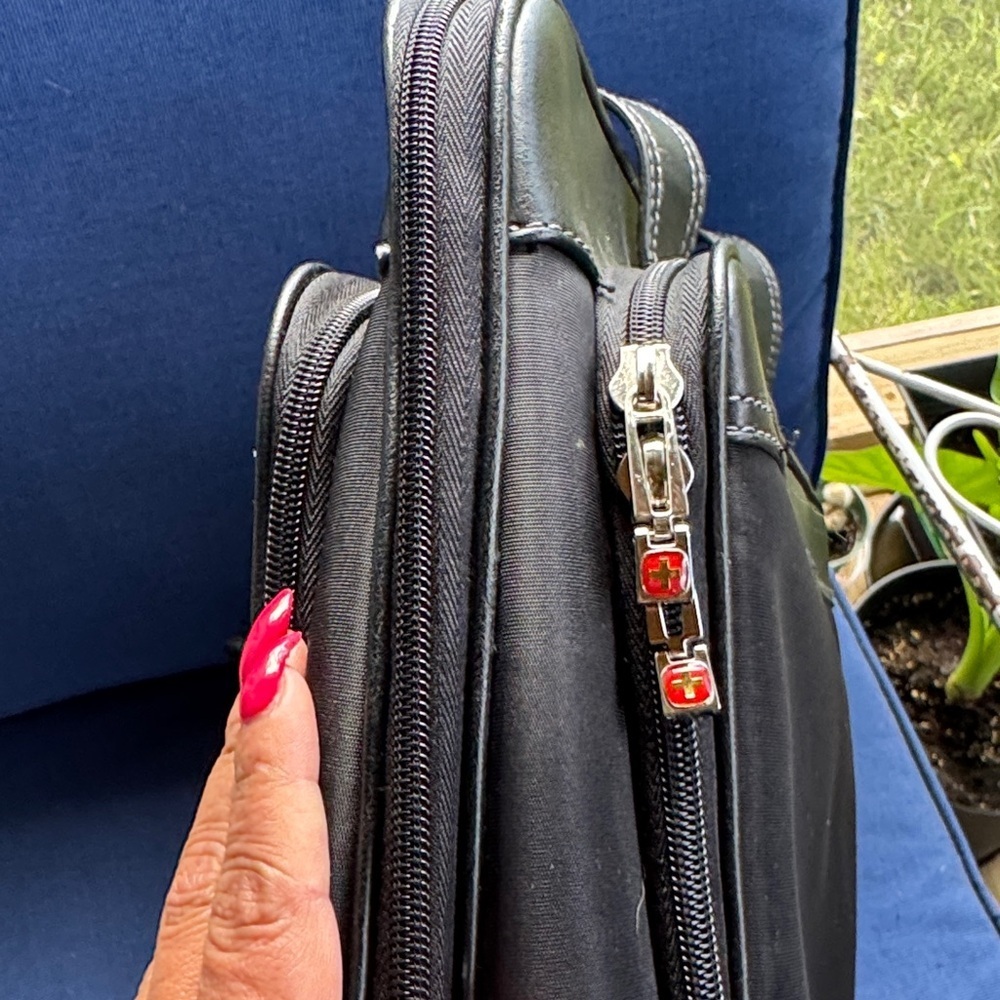 Wenger Black Women's Shoulder Bag - Picture 2 of 10
